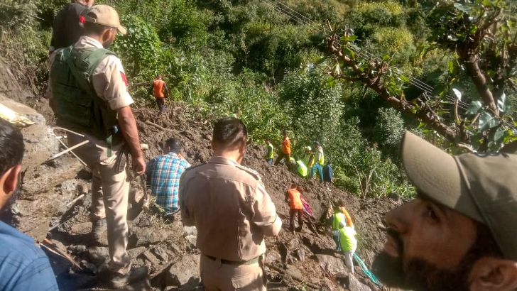 https://salarnews.in/public/uploads/images/newsimages/maannewsimage30082025_150746_J&K landslide.jpg